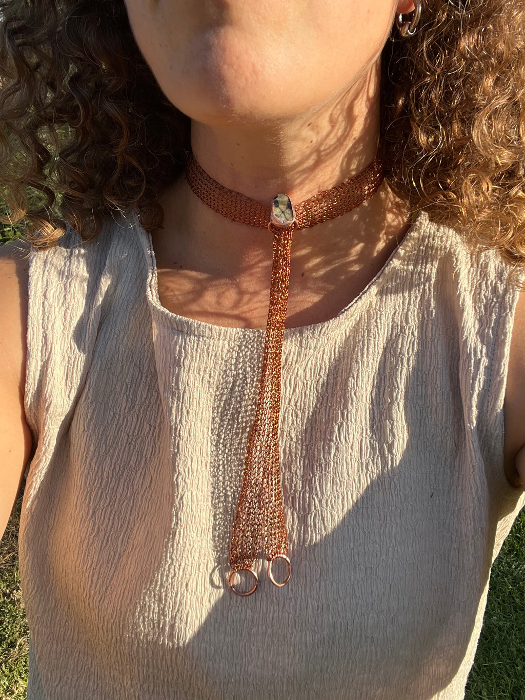 Collar tipo pañuelo piedra cruz